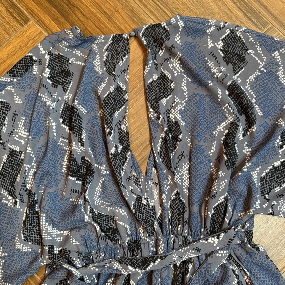 💜💜 2/$20 Romper printed gray/blue size small - Picture 4 of 6